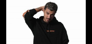 Sudadera negra usada por Enzo Rafael Cebrian en la serie Greenhouse Academy 