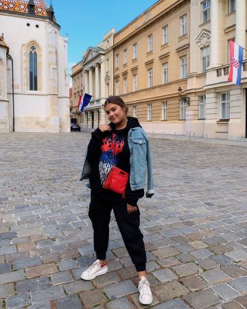 The handbag red worn by AnnaRvr on the account Instagram of @annarvr