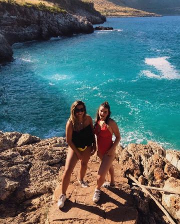 The white sneakers worn by AnnaRvr on the account Instagram of @annarvr