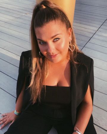 The blazer worn by AnnaRvr on the account Instagram of @annarvr