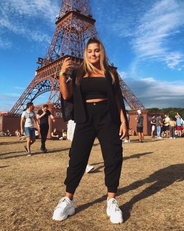 The sneakers worn by AnnaRvr on the account Instagram of @annarvr