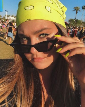 The sunglasses worn by AnnaRvr on the account Instagram of @annarvr