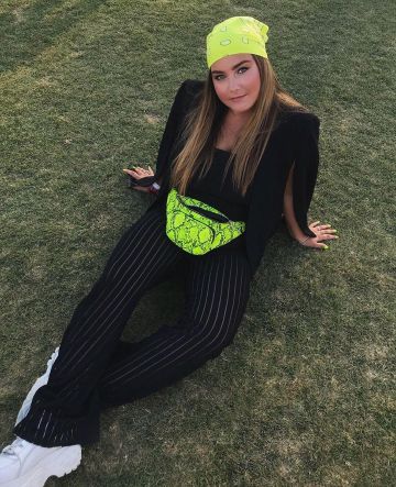 The pants worn by AnnaRvr on the account Instagram of @annarvr