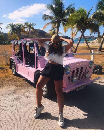 The sneakers worn by AnnaRvr on the account Instagram of @annarvr