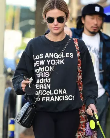 La ville de l'Amour Sweat-shirt porté par Lucy Hale sur l'Instagram account @amandaeliza49
