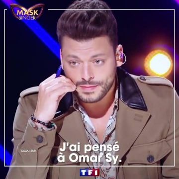 The beige shirt with paisley print by Kev Adams on the account Instagram of @masksinger_tf1