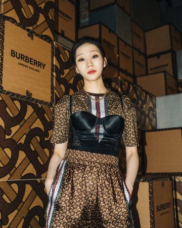 Print T-shirt Burberry worn by Tina Boo / Bu Jiwon on the account Instagram of @tina_b00