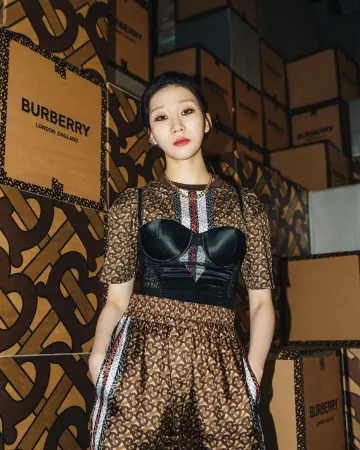 Print T-shirt Burberry worn by Tina Boo / Bu Jiwon on the account Instagram  of @tina_b00 | Spotern