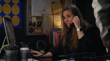Apple Watch usado por Rena Robinson (Victoria Tate) en The Morning Show (S01E01)