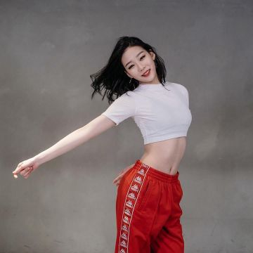 Tracksuit pants red worn by Tina Boo / Bu Jiwon on the account Instagram of @tina_b00