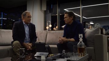 Teléfono IP Cisco CP-8865-K9 de Cory Ellison (Billy Crudup) en The Morning Show (S01E01)