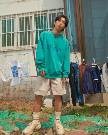 Logotipo DUNST verde y azul con sudadera con capucha usado por Koosung J en la cuenta de Instagram de @koosungjung