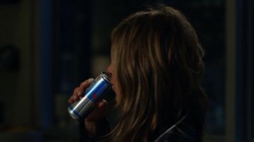 Red Bull sans Sucre Boisson Énergétique bu par Alex Levy (Jennifer Aniston) dans L'émission du Matin (S01E01)