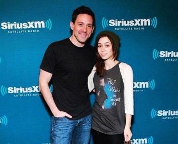 Super Raro Phil Collins en concierto 1983 tee de Cristin Milioti en la cuenta de Instagram @cristinmiliotifanpage