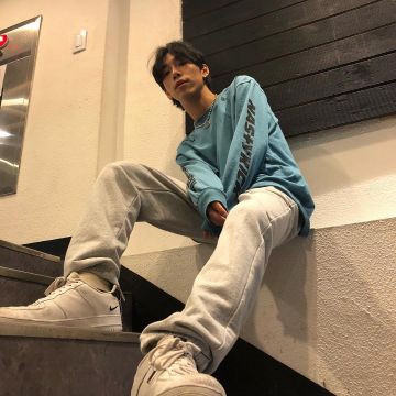 Sudadera azul NS+K Nasty Kick usada por Koosung J en la cuenta de Instagram de @koosungjung