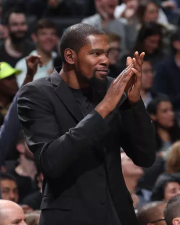 La veste de blazer noir de Kevin Durant sur le compte Instagram de @brooklynnets