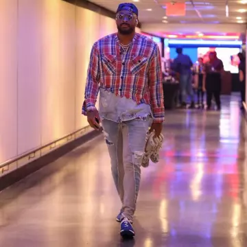 Les Sneakers adidas NMD Hu Pharrell x Nerd Blue de P. J. Tucker sur le compte Instagram de @leaguefits