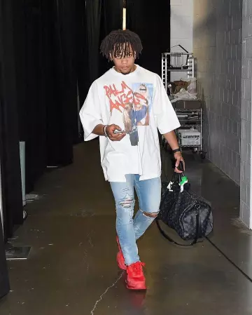 Les Sneakers Balenciaga Triple S Red Clear Sole de Carsen Edwards sur le compte Instagram de @leaguefits