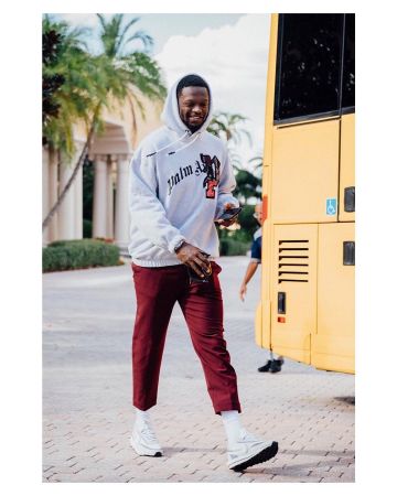 La sudadera con capucha blanca Palm Angels de Julius Randle en la cuenta de Instagram de @leaguefits