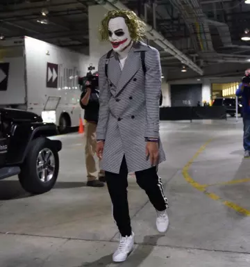 Le Manteau Rayé à Boutonnière Croisée de Spencer Dinwiddie sur le compte Instagram de @leaguefits