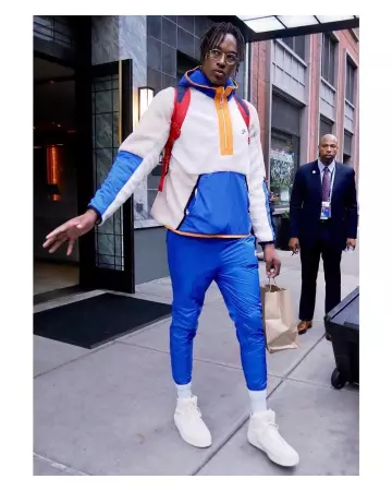 Les Sneakers Jordan 2 Retro Decon Sail de Myles Turner sur le compte Instagram de @leaguefits