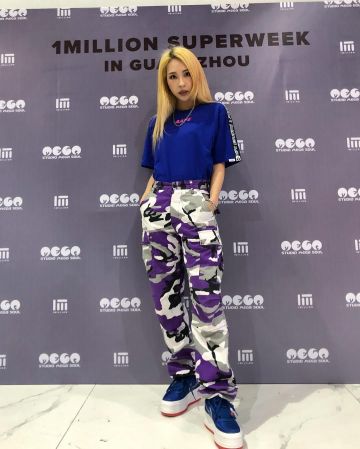 Pantalon violet Rothco porté par Mina Myoung sur le compte Instagram de @minamyoung