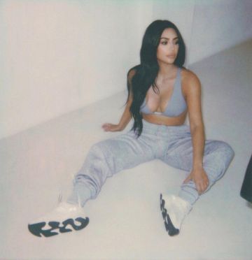 Zapatillas analógicas adidas Yeezy Boost 700 de Kim Kardashian en la cuenta de Instagram de @kimkardashian