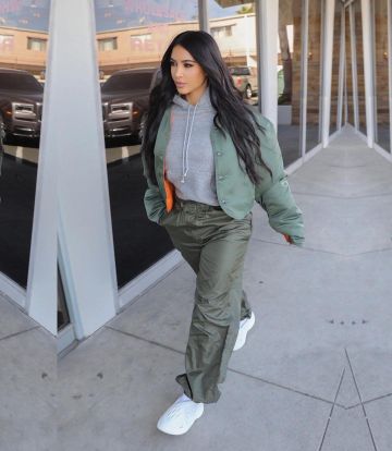 Chaqueta Bomber Oversize verde de Kim Kardashian en la cuenta de Instagram de @kimkardashian