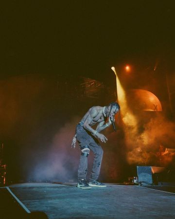 La paire portée Travis Scott à son concert sur le compte Instagram de @travisscott
