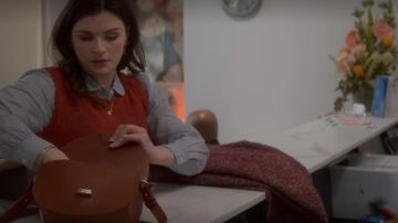 The bag of Kate Elliot (Aisling Bea) in Living with Yourself (S01E05)