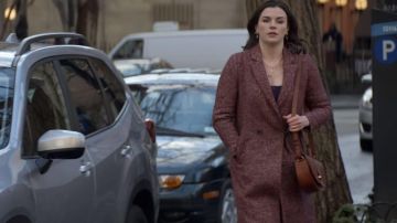 The mateau bordeaux Kate Elliot (Aisling Bea) in Living with Yourself (S01E05)