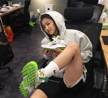 Snekers green Nike x Off-white worn by Yoojung Lee / 이유정 on the account Instagram of @yoojunglee11