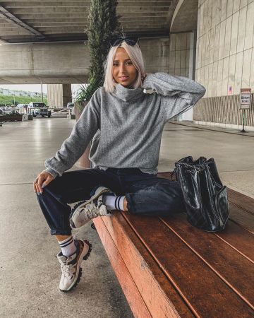 El suéter de Camille Callen en la cuenta de Instagram de @noholita