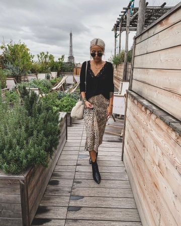 La falda leopardo de Camille Callen en la cuenta de Instagram de @noholita