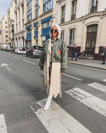 La gabardina de Camille Callen en la cuenta de Instagram de @noholita