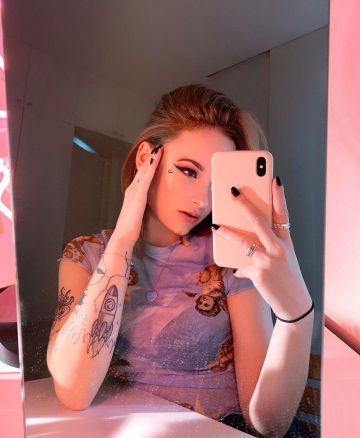 La camiseta que lleva Estelle Fitz en la cuenta de Instagram de @estellefitz