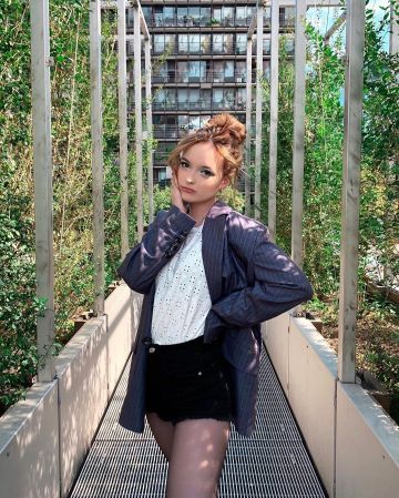 El blazer a rayas que lleva Estelle Fitz en la cuenta de Instagram de @estellefitz