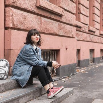 Sneakers Veja roses of Pauline Deprive yourself on the account Instagram of @paulineprivez