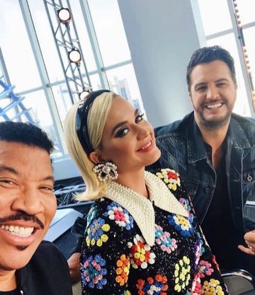 Robe sequin fleurs de Katy Perry sur le compte Instagram de @ashish