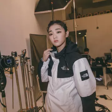 Hooded jacket The North Face black and white worn by Yoojung Lee on the account Instagram of @yoojunglee11