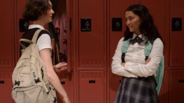 Le sac à dos de Casey Gardner (Brigette Lundy-Paine) dans Atypical (S03)
