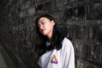 Le t-shirt Palace P-3D blanc porté par Yoojung Lee sur le compte Instagram de @yoojunglee11