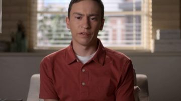 Le polo rouge de Sam Gardner (Keir Gilchrist) dans Atypical (S03)