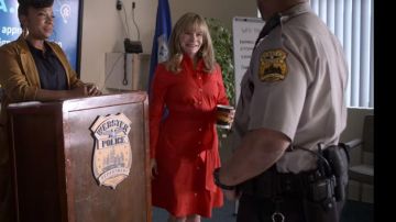 Robe rouge de Elsa Gardner (Jennifer Jason Leigh) dans Atypical (S03E01)