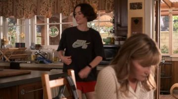 Tee shirt noir de Casey Gardner (Brigette Lundy-Paine) dans Atypical (S01E02)