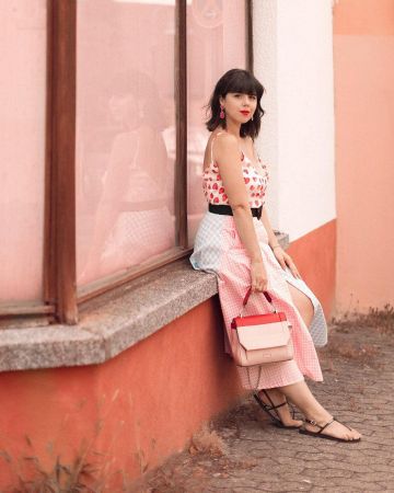 The hand bag pink Lancel Pauline Deprive yourself on the account Instagram of @paulineprivez
