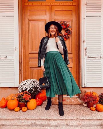 Falda plisada larga verde abeto de Coralie en la cuenta de Instagram de @ellesenparlent