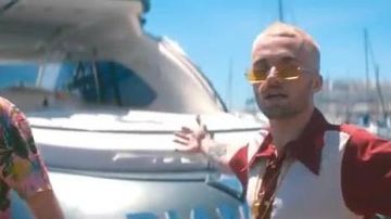 Les lunettes de soleil monture carrée et verres jaunes que porte Squeezie dans son clip Bye Bye feat. Joyca