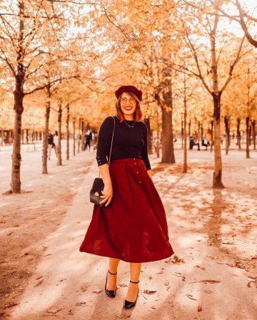 Falda midi burdeos de Coralie en la cuenta de Instagram de @ellesenparlent