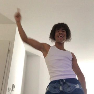 Le debardeur blanc porté par Gambi sur le compte Instagram de @gambinojetski